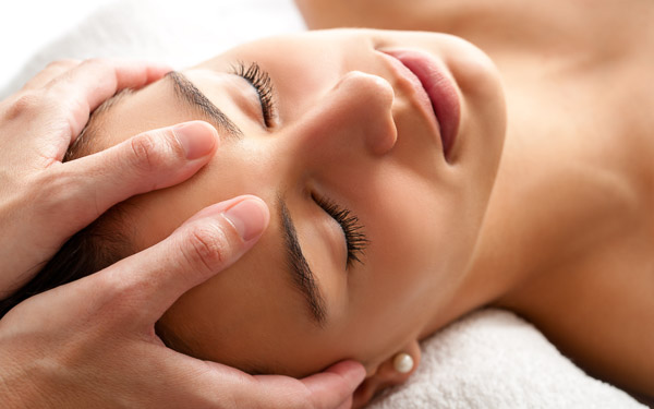 femme-massage-visage-tete-cranio-sacree femme massage visage tete cranio sacree