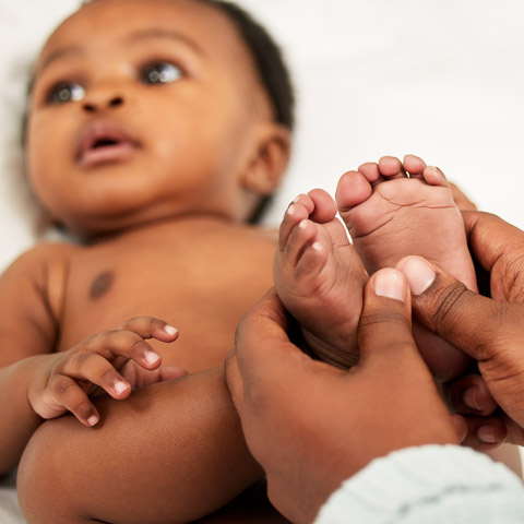 pieds bebe massage reflexologie nouveau ne